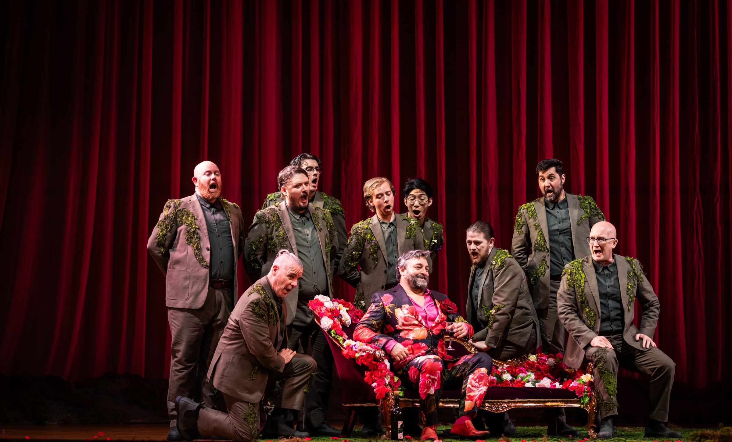 James Roser (Don Magnifico) and chorus © David Kelly