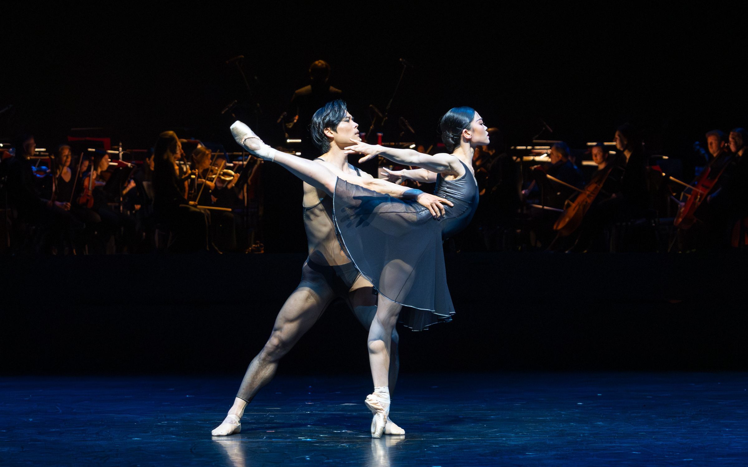 Young Gyu Choi and Riho Sakamoto in Hans van Manen’s <i>Two Pieces for HET</i> © Altin Kaftira