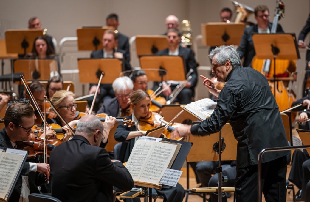 Sir Antonio Pappano conducts the London Symphony Orchestra &copy; Oliver Hitzegrad
