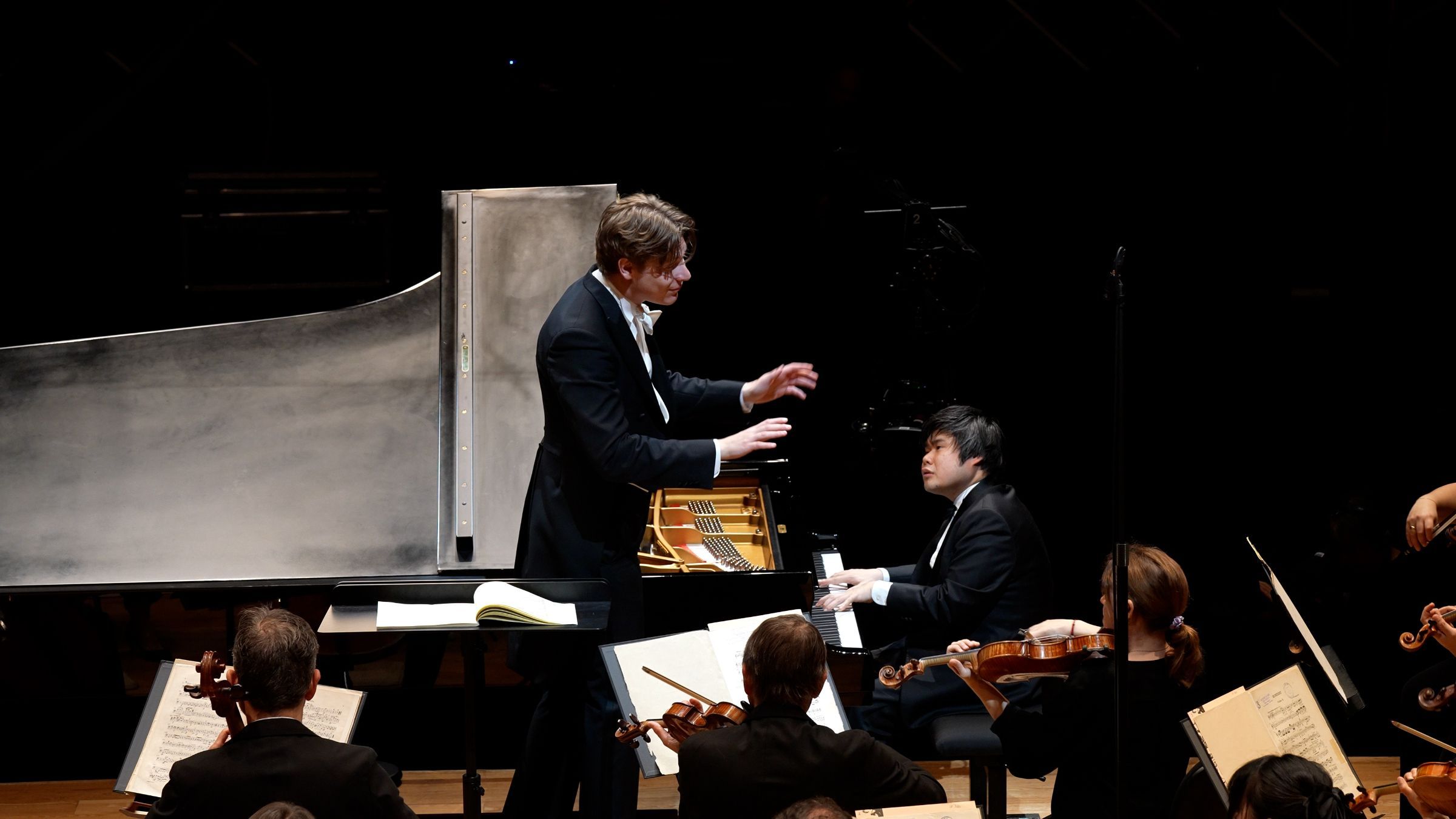 Klaus Mäkelä et Nobuyuki Tsujii avec l'Orchestre de Paris © Orchestre de Paris