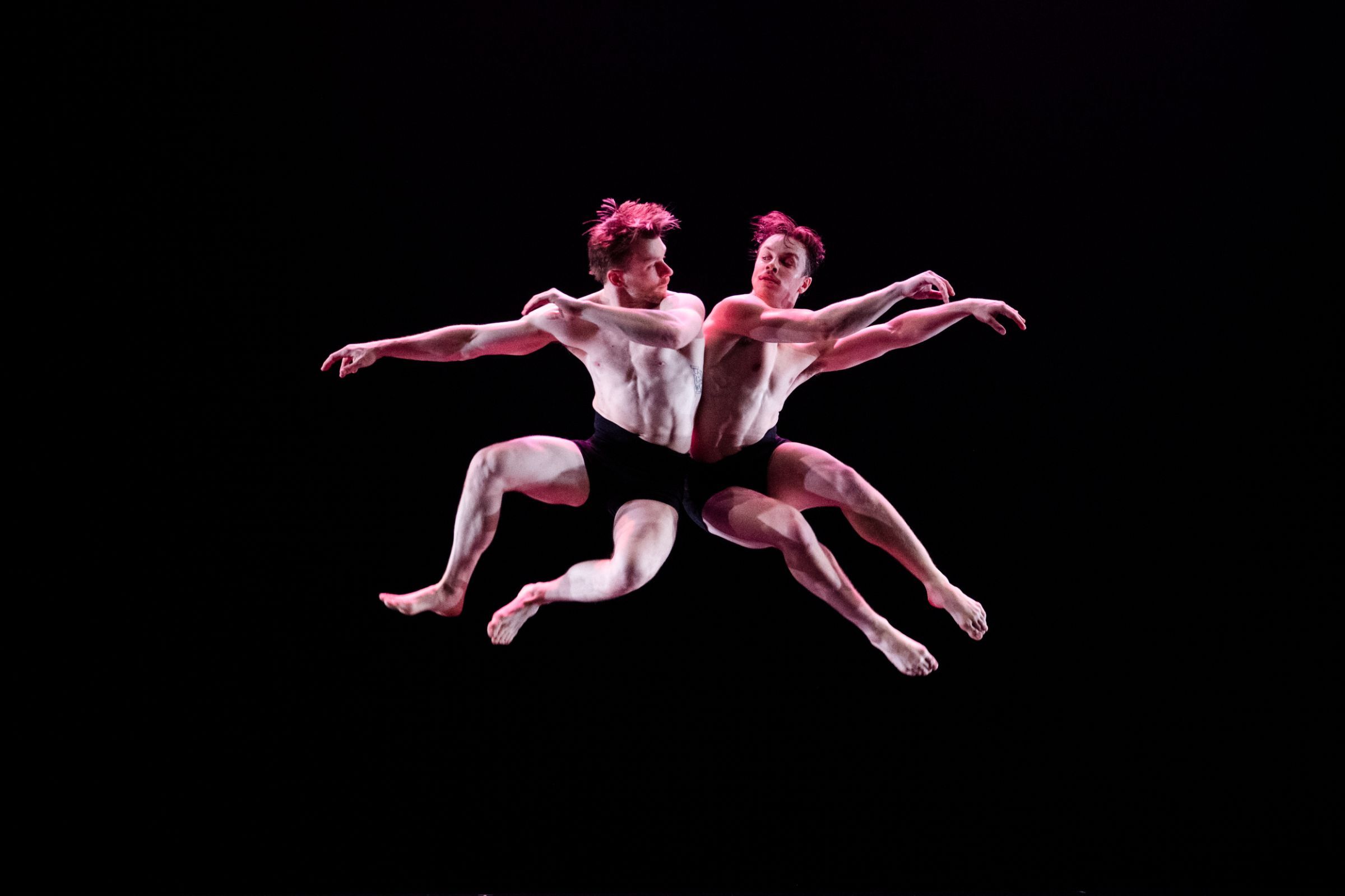 Joseph Cyranski and Emerson Earshaw in David Parsons’ <i>Brothers</i> © Paula Lobo