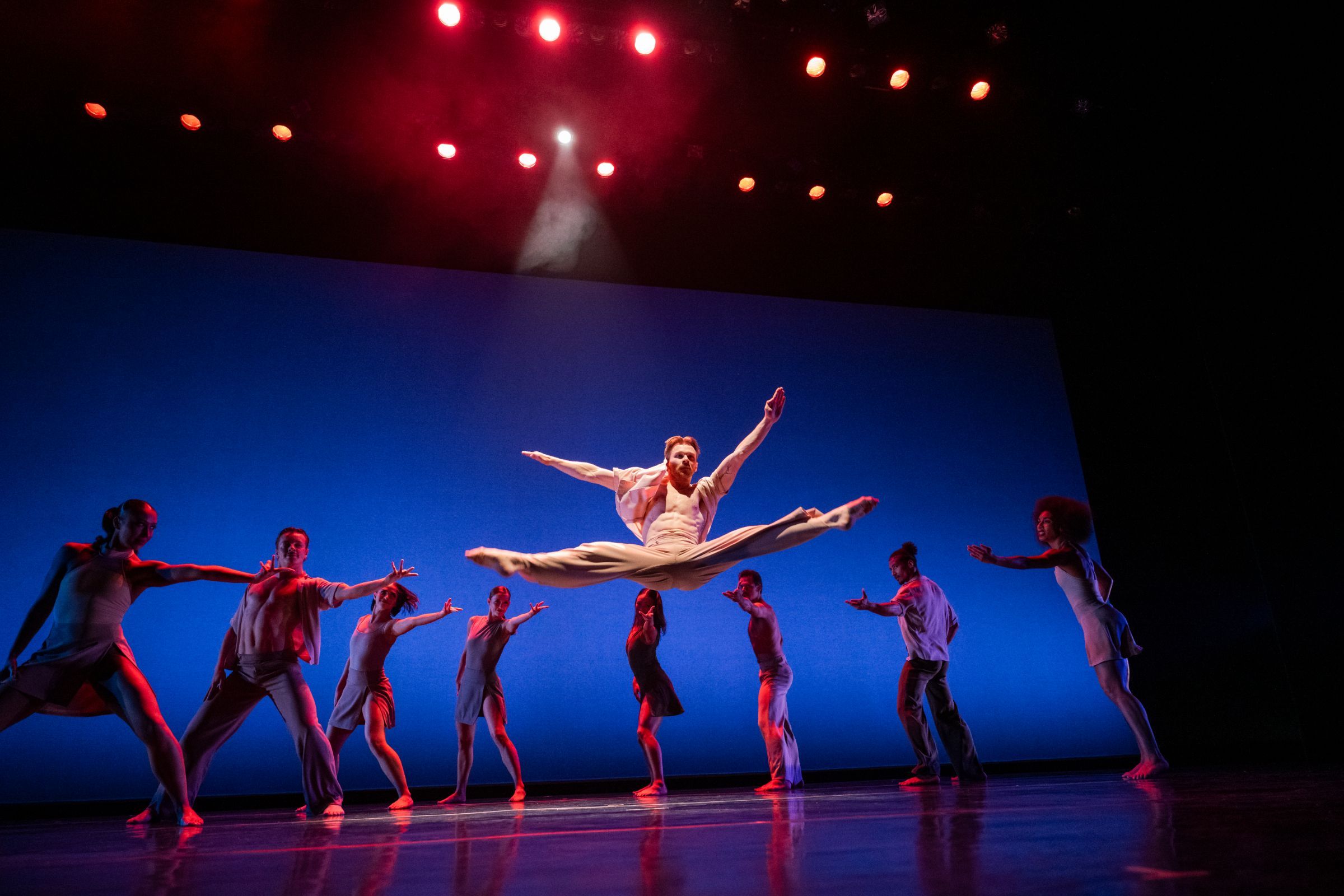 Joseph Cyranski and Parsons Dance in <i>Nascimento Novo</i> by David Parsons © Paula Lobo