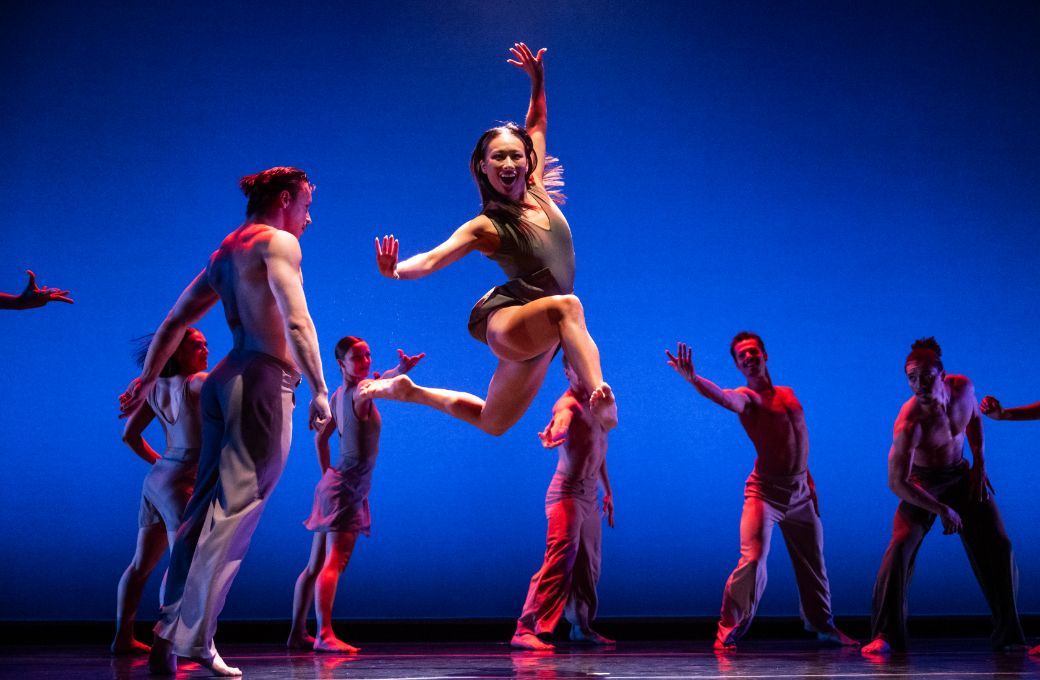 Joanne Hwang and Parsons Dance in David Parsons’ <i>Nascimento Novo</i> © Paula Lobo