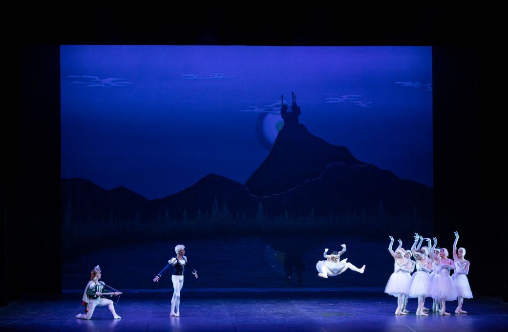 Les Ballets Trockadero de Monte Carlo in <i>Swan Lake</i> &copy; Vito Lorusso