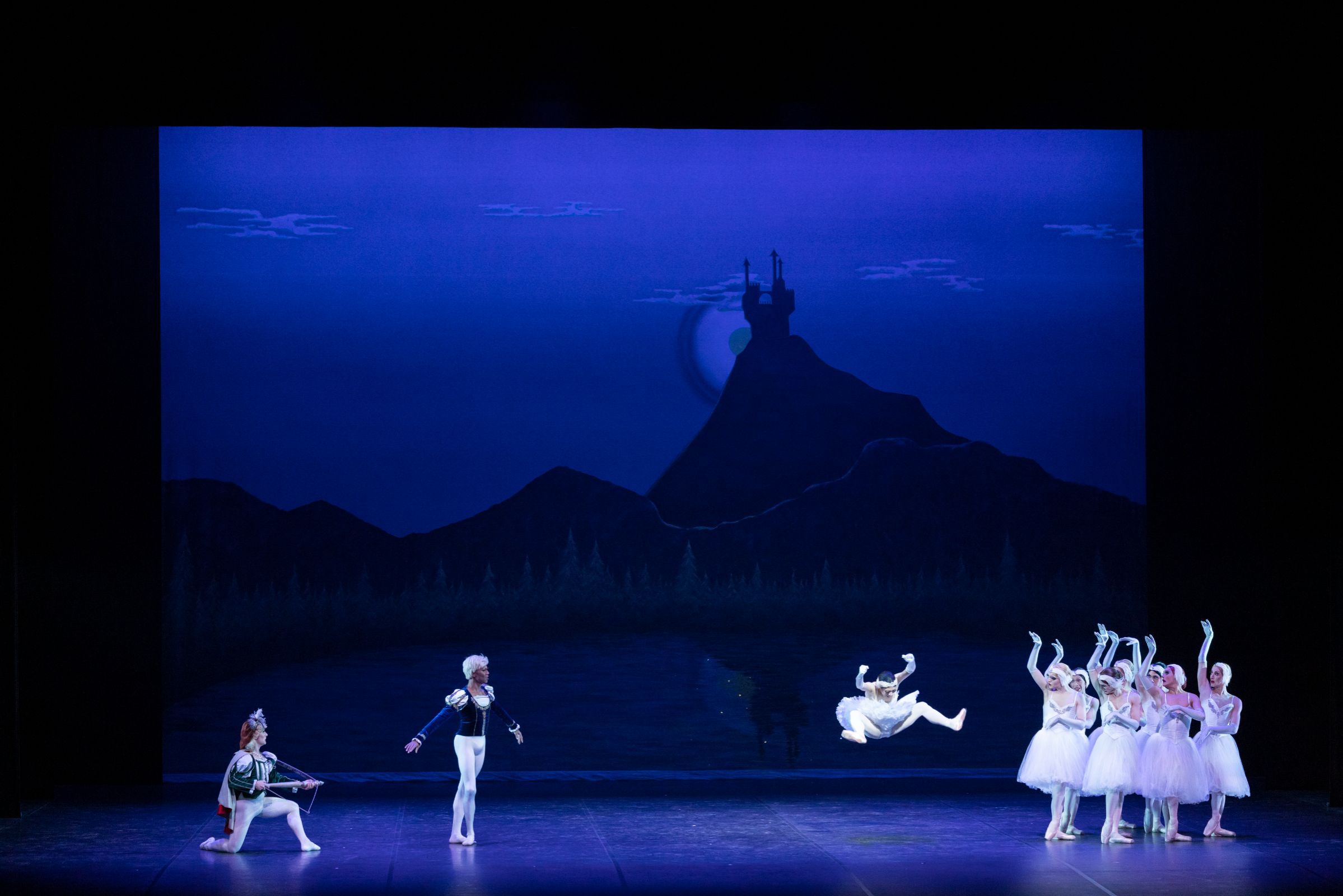 Les Ballets Trockadero de Monte Carlo in <i>Swan Lake</i> © Vito Lorusso