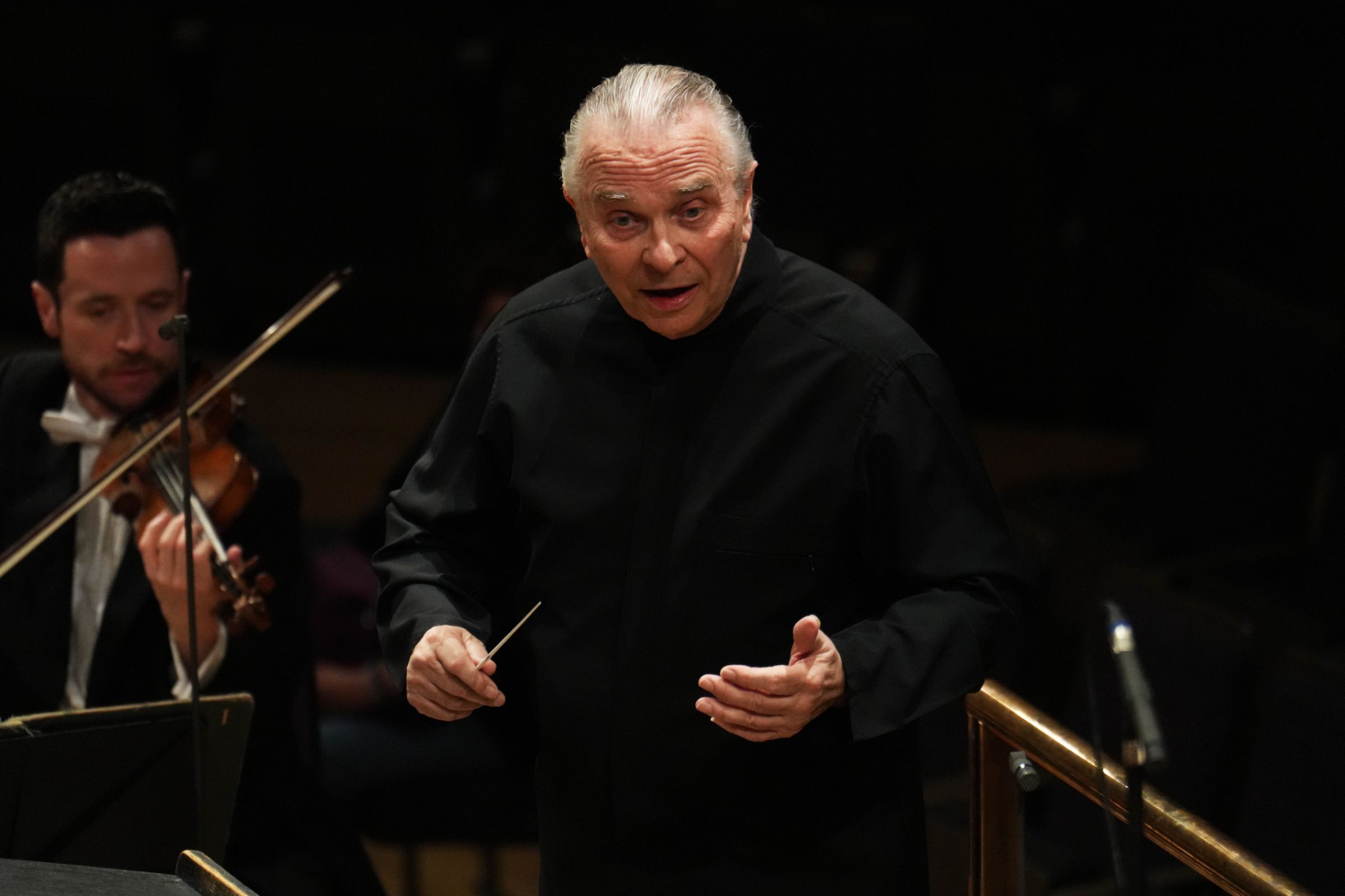 Sir Mark Elder conducts the Hallé &copy; Alex Burns | The Hallé