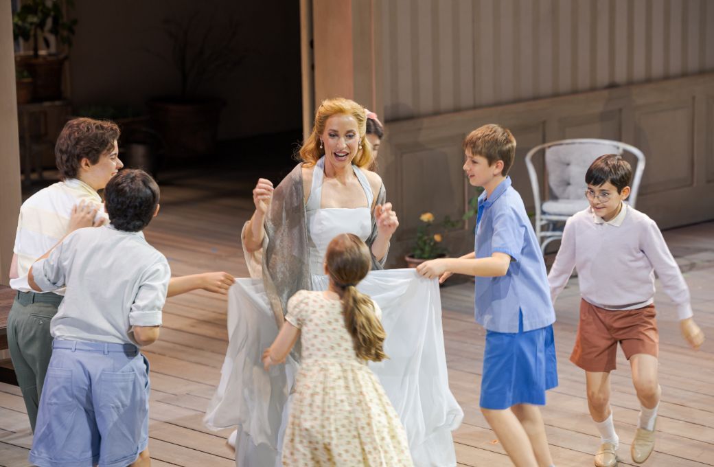 Kristina Stanek (Charlotte) y niños y niñas del Cor Vivaldi-Petits Cantors de Catalunya © Sergi Panizo | Gran Teatre del Liceu