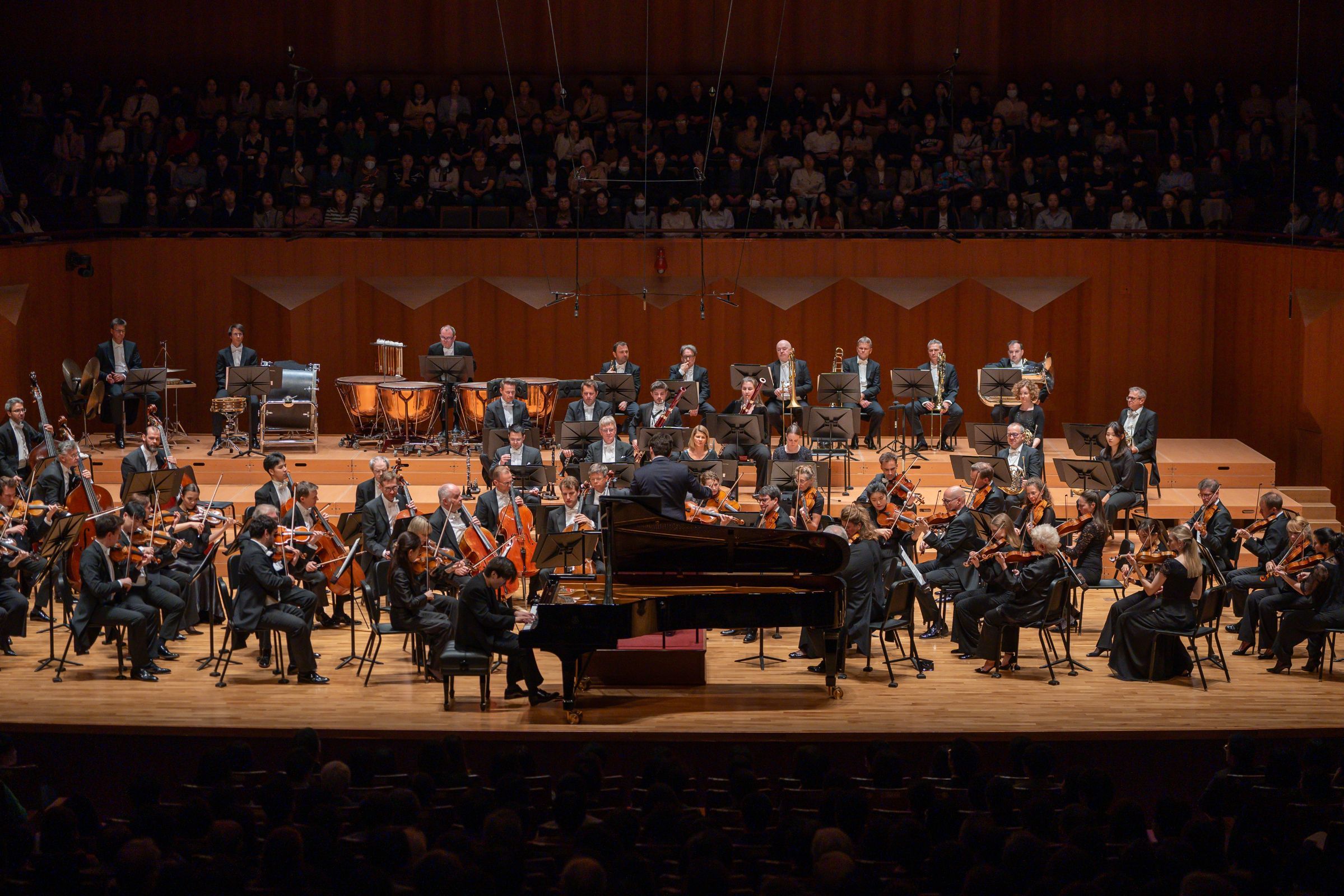 Seong-Jin Cho, Lahav Shani and the Munich Philharmonic &copy; Vincero | Won Hee Lee