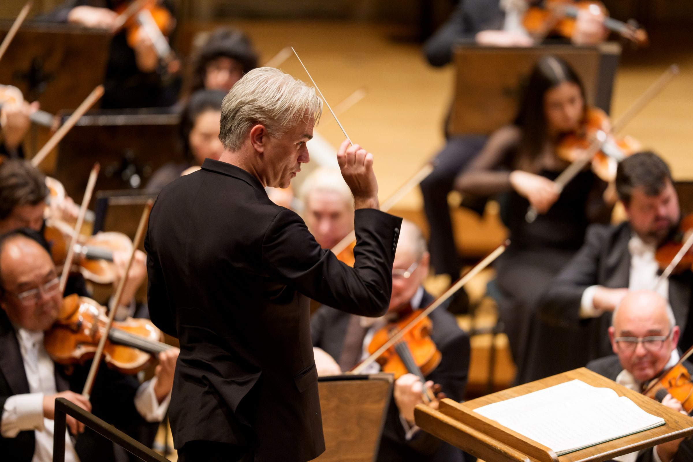Edward Gardner conducts the Chicago Symphony Orchestra &copy; Todd Rosenberg Photography