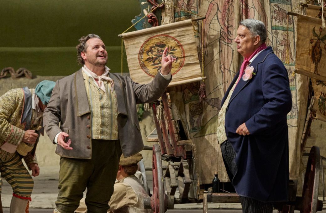 Michael Spyres (Nemorino) und Ambrogio Maestri (Doktor Dulcamara) &copy; Wiener Staatsoper | Michael P&ouml;hn