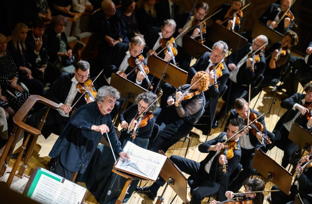 Semyon Bychkov conducts the Czech Philharmonic © Petra Hajská