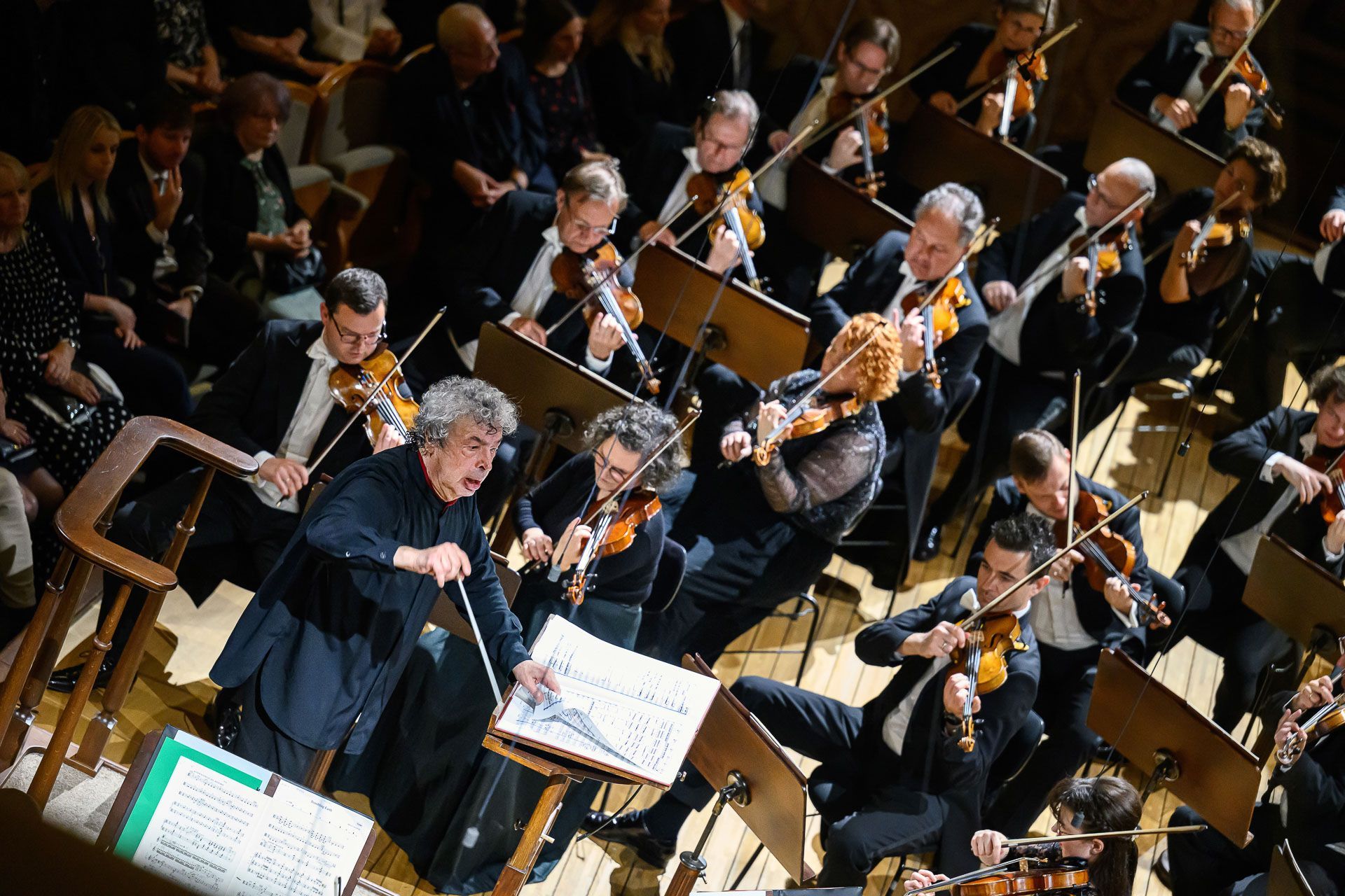 Semyon Bychkov conducts the Czech Philharmonic © Petra Hajská