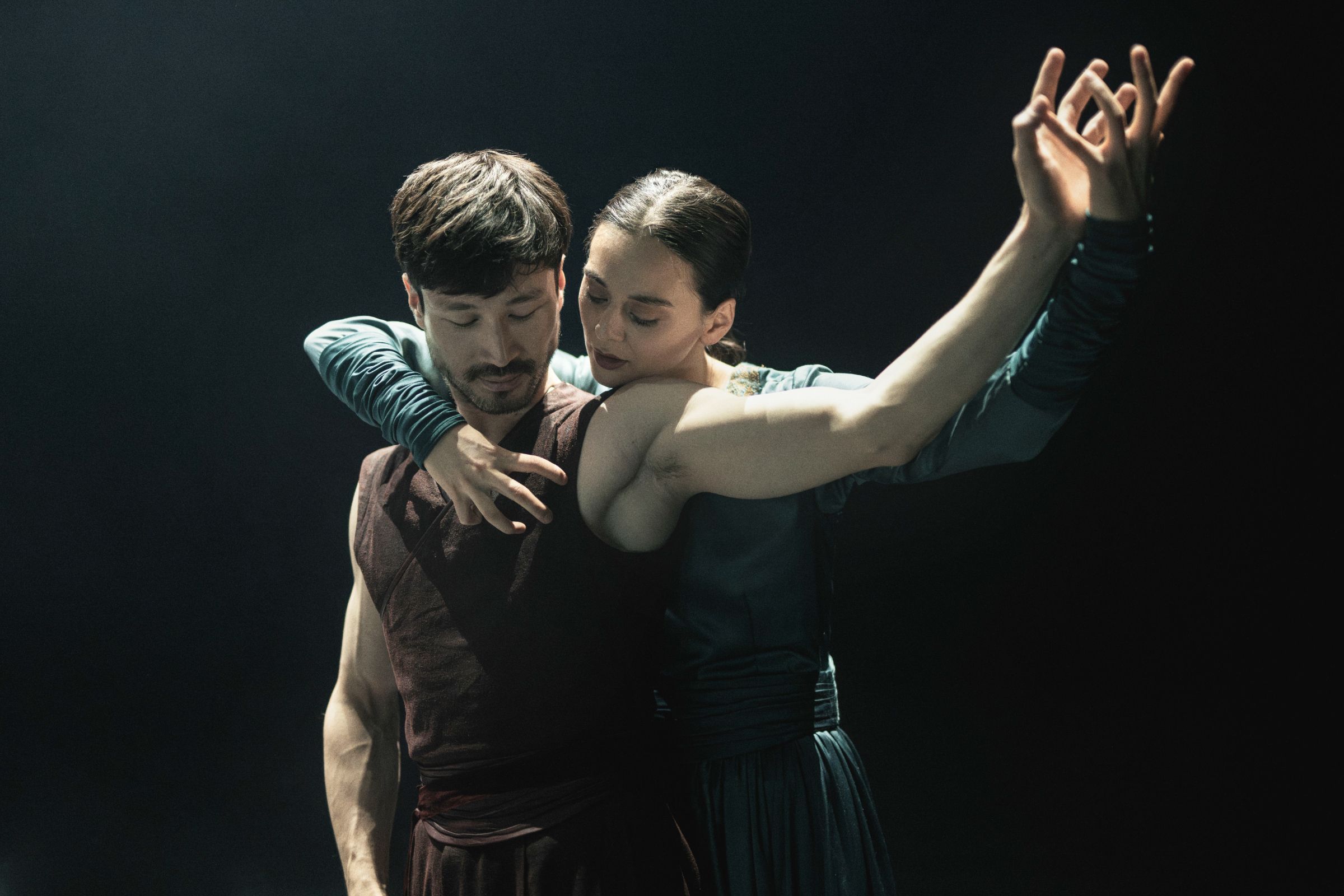 Meirambek Nazargozhayev as Macbeth and Stephanie Chen Gundorph as Lady Macbeth in <i>Lady Macbeth</i> © Camilla Winther