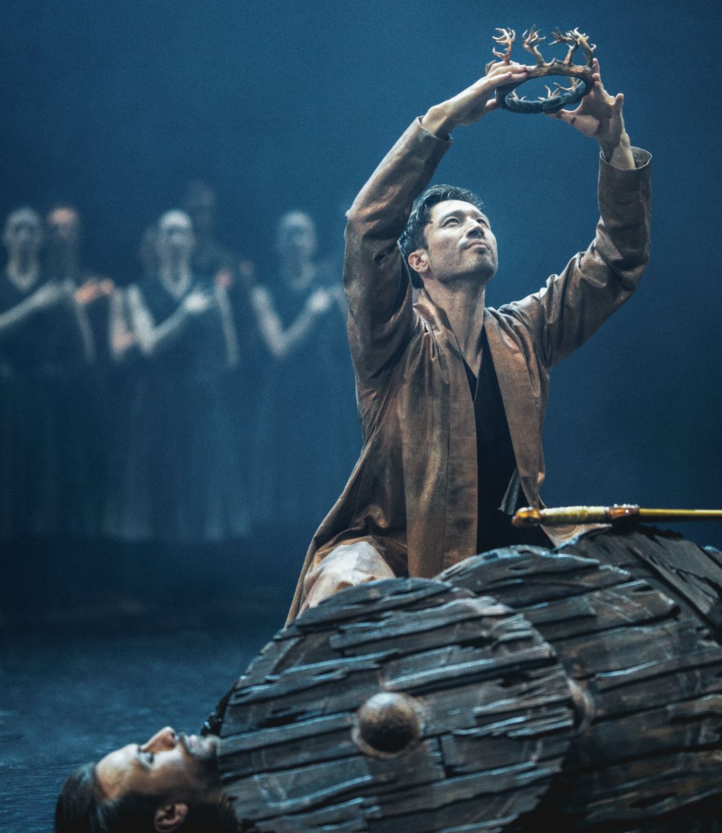 Meirambek Nazargozhayev as Macbeth and Mathieu Rouaux as King Duncan in <i>Lady Macbeth</i> © Camilla Winther