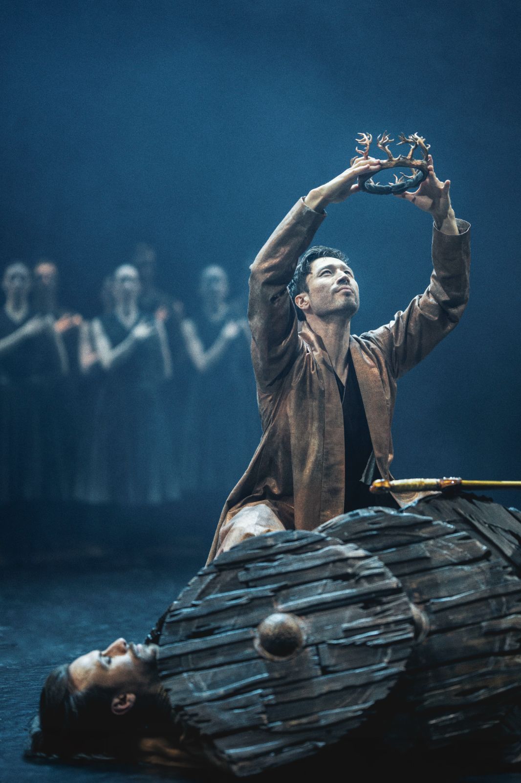 Meirambek Nazargozhayev as Macbeth and Mathieu Rouaux as King Duncan in <i>Lady Macbeth</i> © Camilla Winther