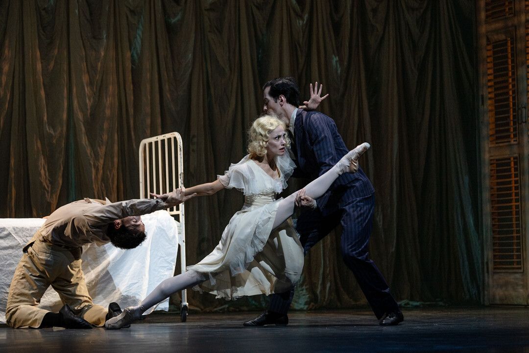 Skyler Maxey-Wert, Sophie Martin and Joan Ivars-Ribes in John Neumeier’s <i>A Streetcar Named Desire</i> &copy; Ingo Schaefer