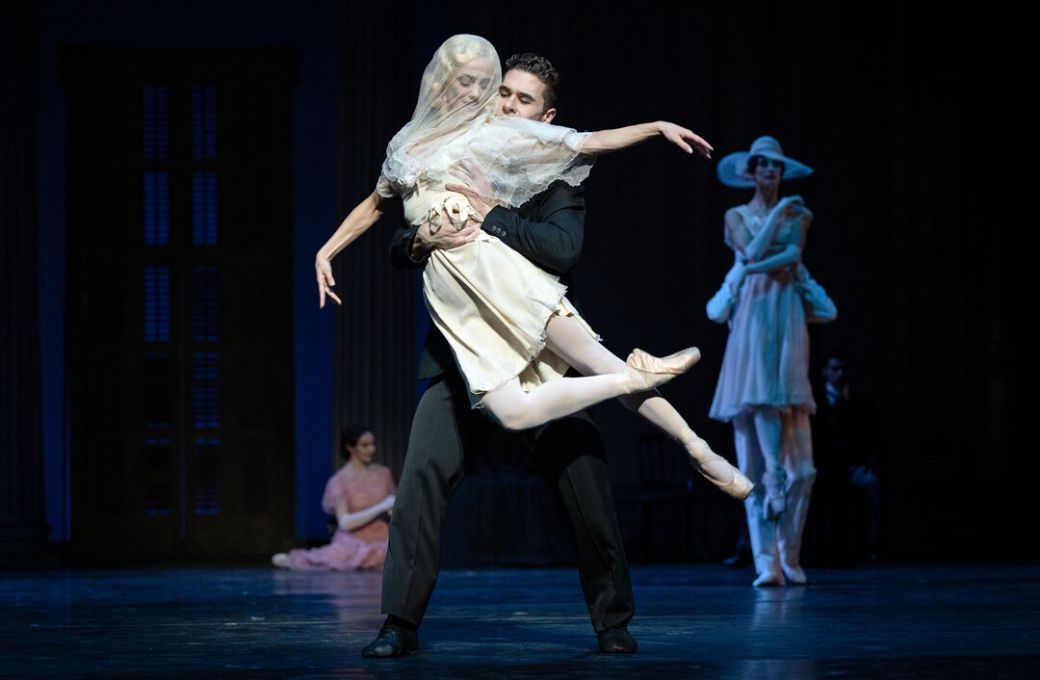 Sophie Martin (Blanche) and Gustavo Carvalho (Allan) in <i>A Streetcar Named Desire</i> &copy; Ingo Schaefer
