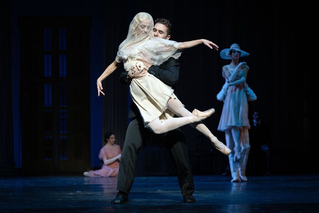 Sophie Martin (Blanche) and Gustavo Carvalho (Allan) in <i>A Streetcar Named Desire</i> &copy; Ingo Schaefer