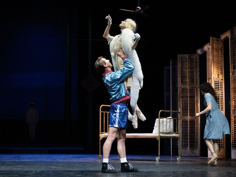Nelson López Garlo (Mitch) and Sophie Martin (Blanche) in <i>A Streetcar Named Desire</i> &copy; Ingo Schaefer