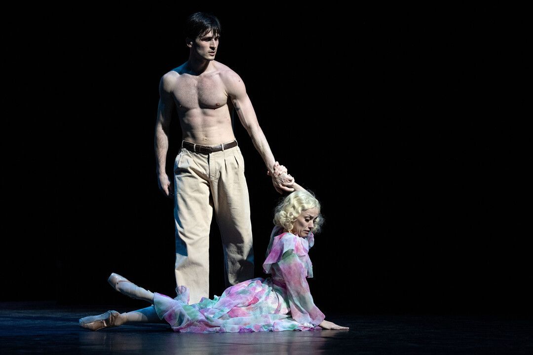 Olgert Collaku (Stanley) and Sophie Martin (Blanche) in <i>A Streetcar Named Desire</i> &copy; Ingo Schaefer