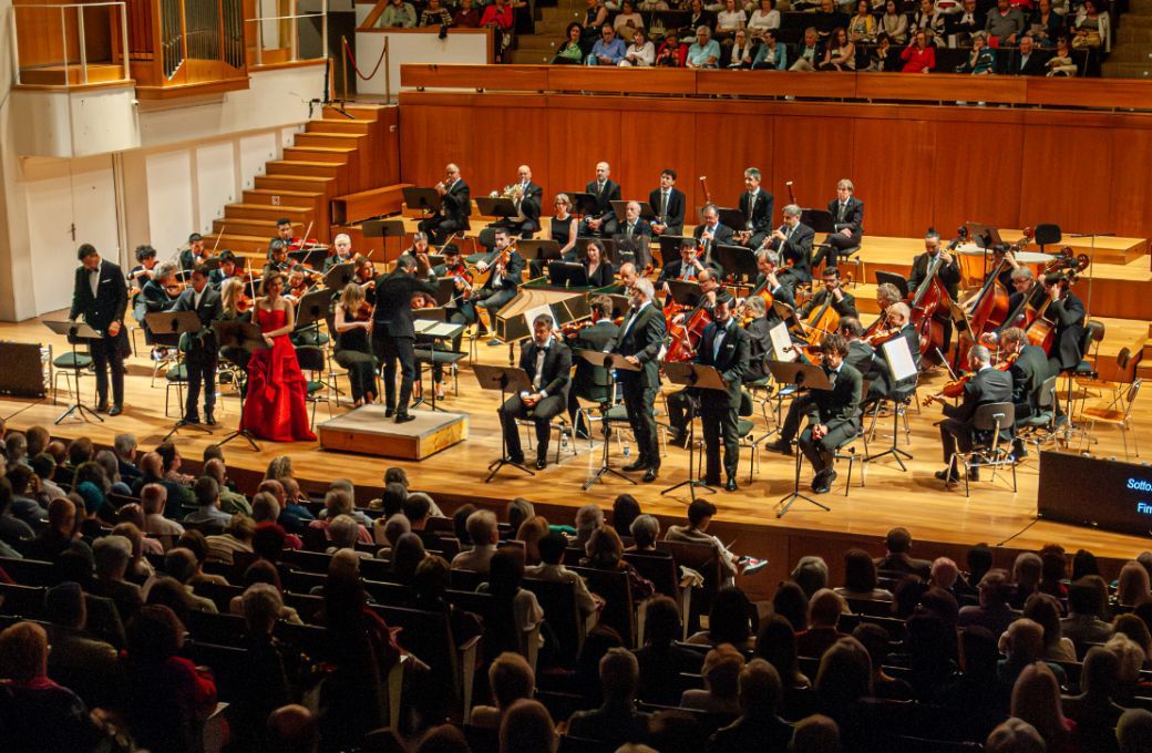 El director, Lucas Mac&iacute;as, solistas y la Orquesta Ciudad de Granada &copy; Orquesta Ciudad de Granada
