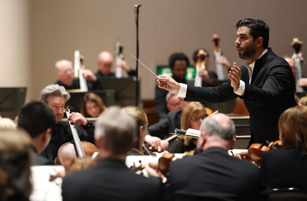 Domingo Hindoyan conducts the Royal Liverpool Philharmonic Orchestra &copy; Gareth Jones