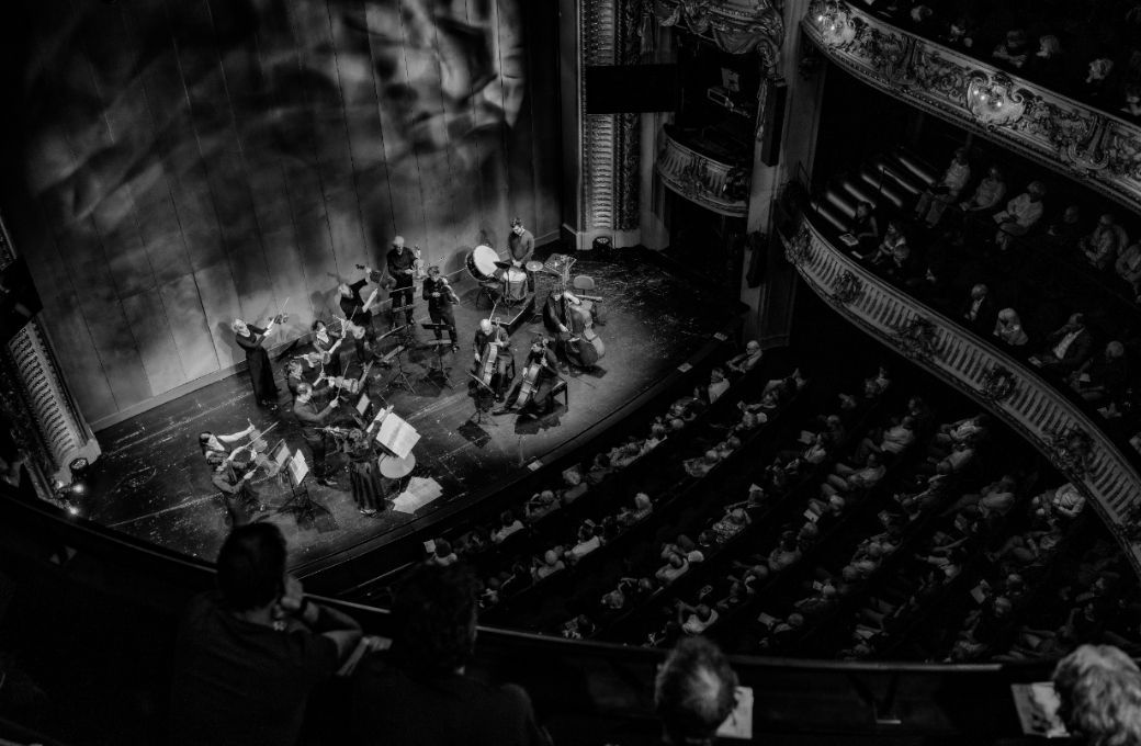 Patricia Kopatchinskaja et les musiciens de la Camerata Bern au Stadttheater de Berne © Marco Borggreve
