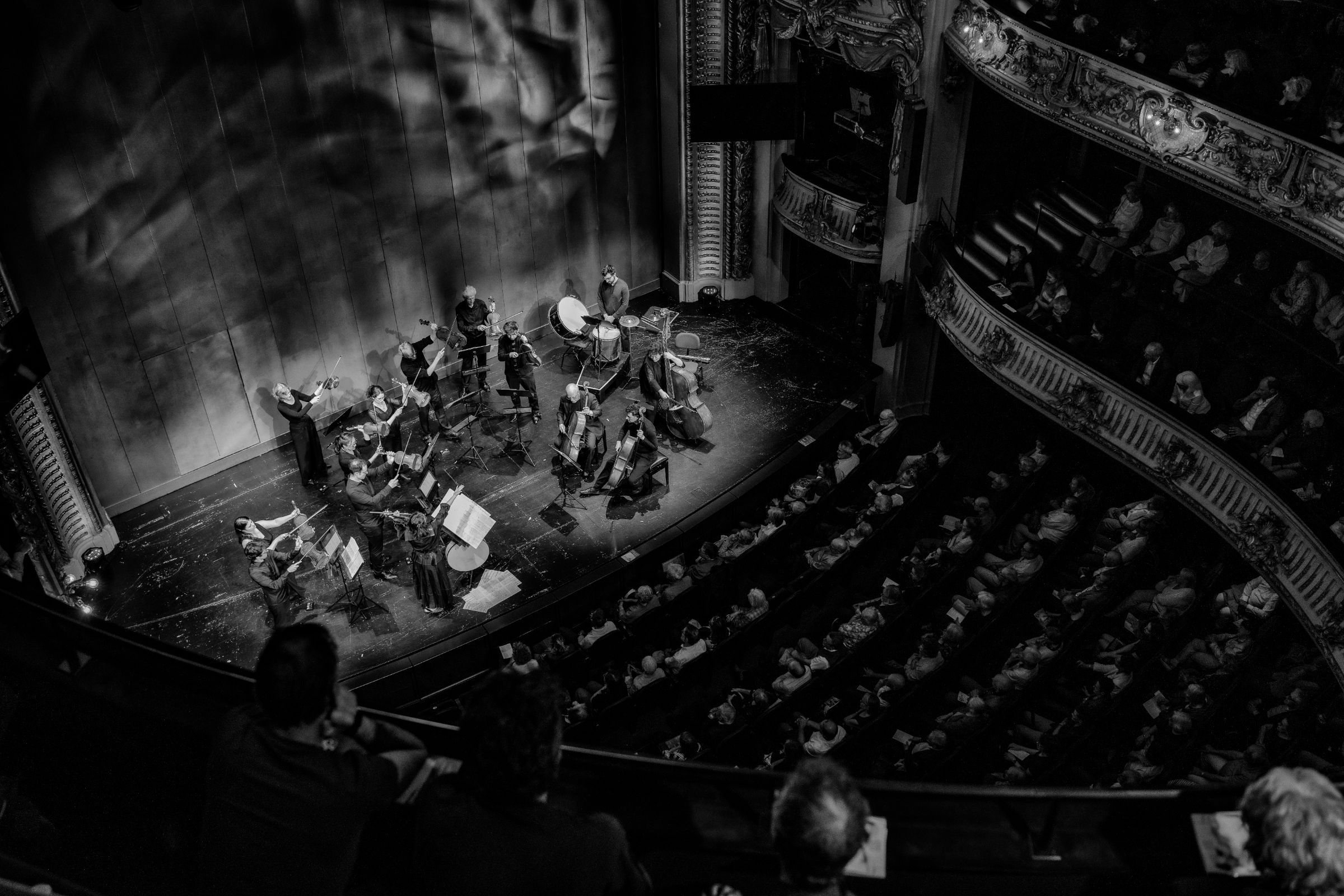 Patricia Kopatchinskaja et les musiciens de la Camerata Bern au Stadttheater de Berne © Marco Borggreve