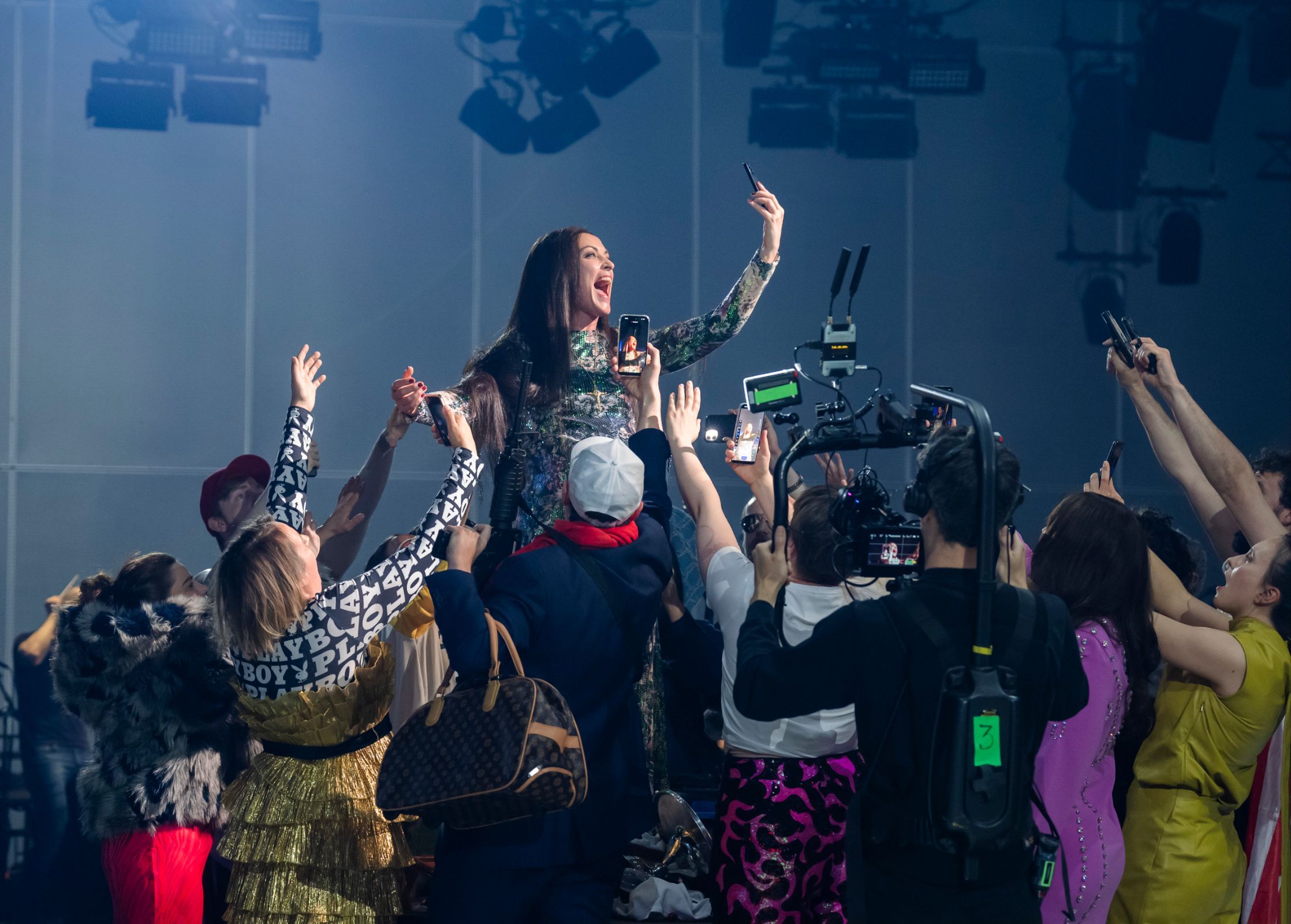 Allison Cook (Mrs XE) and Kantos Chamber Choir in <i>Angel’s Bone</i> &copy; Tristram Kenton