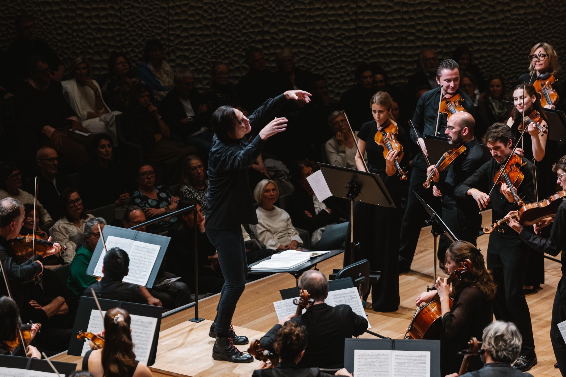 Teodor Currentzis conducts Utopia at the Elbphilharmonie &copy; Daniel Dittus