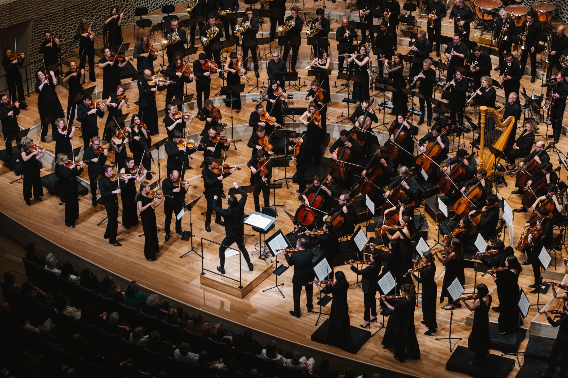 Teodor Currentzis conducts Utopia at the Elbphilharmonie &copy; Daniel Dittus