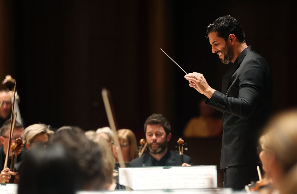 Domingo Hindoyan conducts the Royal Liverpool Philharmonic Orchestra &copy; Gareth Jones