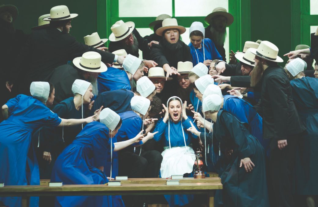 Joyce El-Khoury (Lina) mit dem Arnold Schoenberg Chor © Werner Kmetitsch