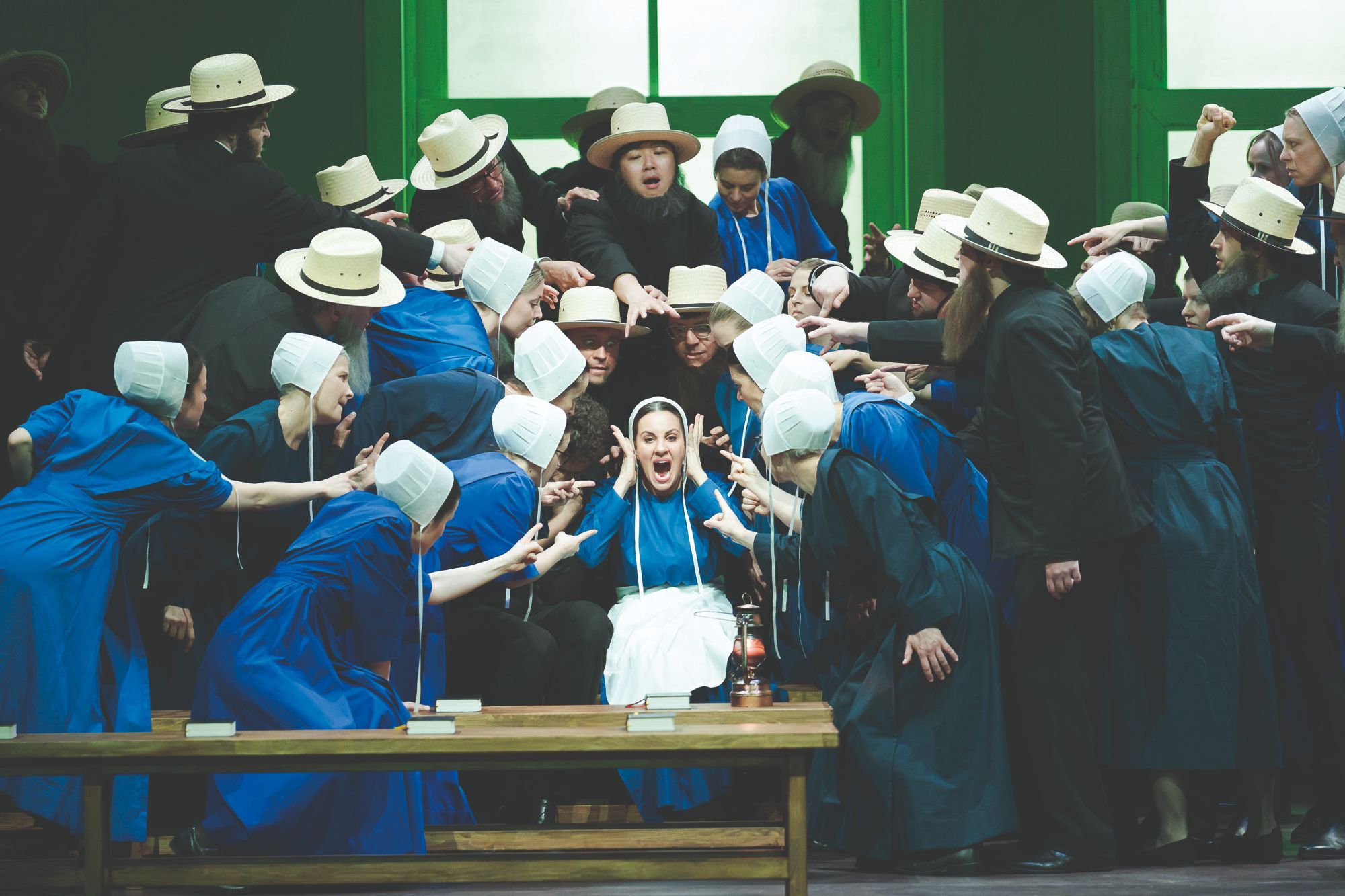 Joyce El-Khoury (Lina) mit dem Arnold Schoenberg Chor © Werner Kmetitsch
