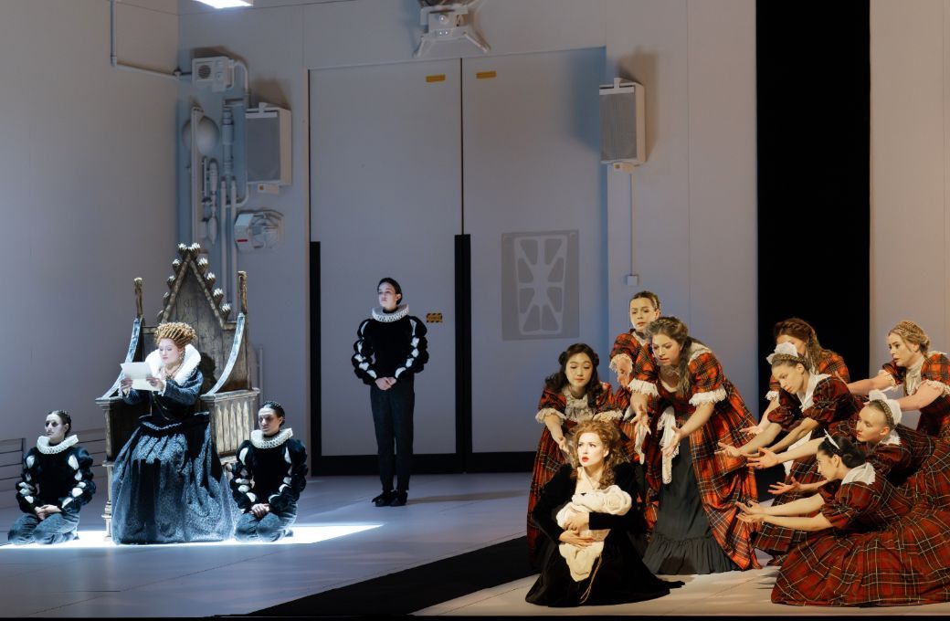 Johanni van Oostrum (Elizabeth) und Vera-Lotte Boecker (Mary) © Monika Rittershaus