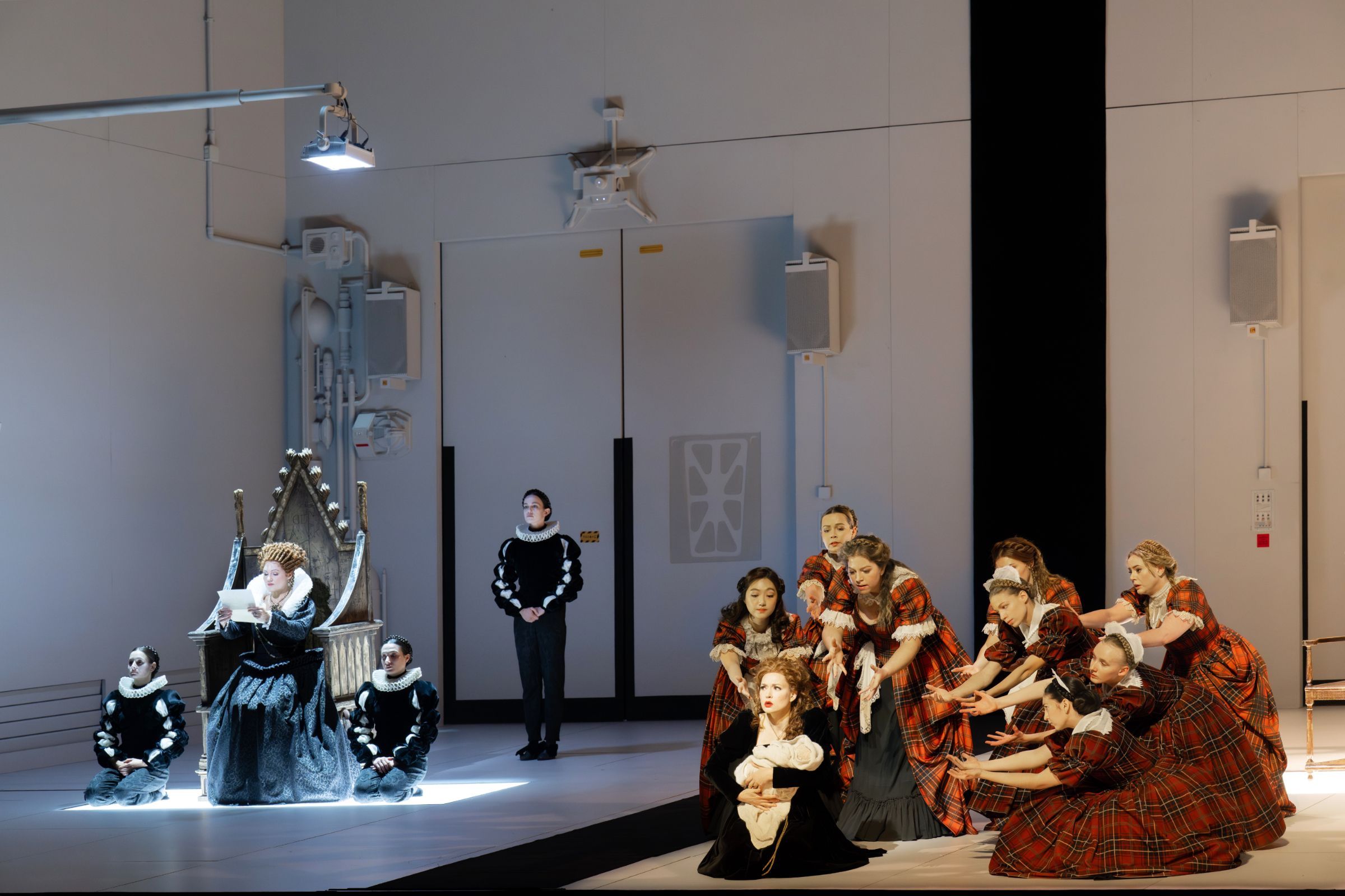 Johanni van Oostrum (Elizabeth) und Vera-Lotte Boecker (Mary) © Monika Rittershaus