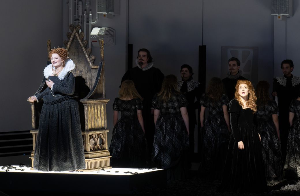 Johanni van Oostrum (Elizabeth) und Vera-Lotte Boecker (Mary) © Monika Rittershaus