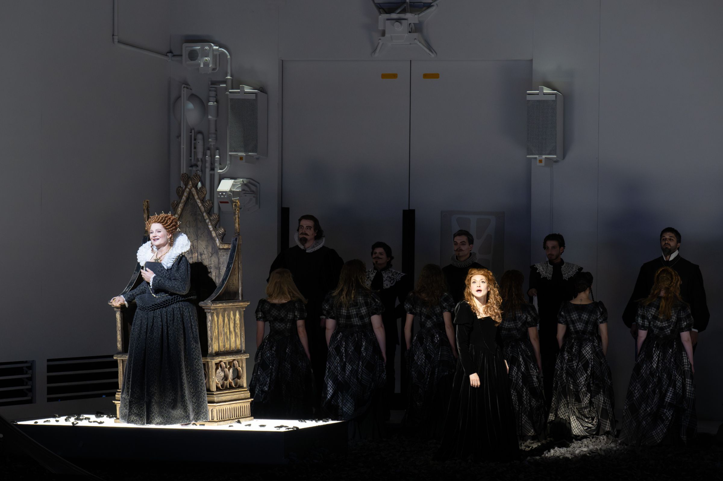 Johanni van Oostrum (Elizabeth) und Vera-Lotte Boecker (Mary) © Monika Rittershaus