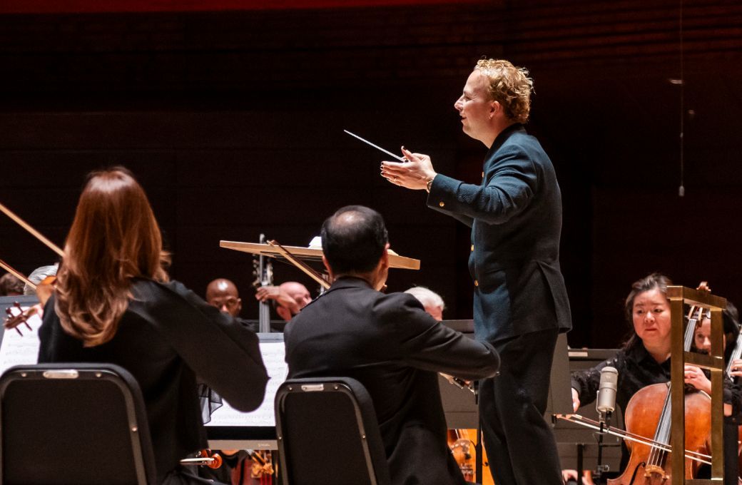 Yannick N&eacute;zet-S&eacute;guin conducts the Philadelphia Orchestra &copy; Allie Ippolito