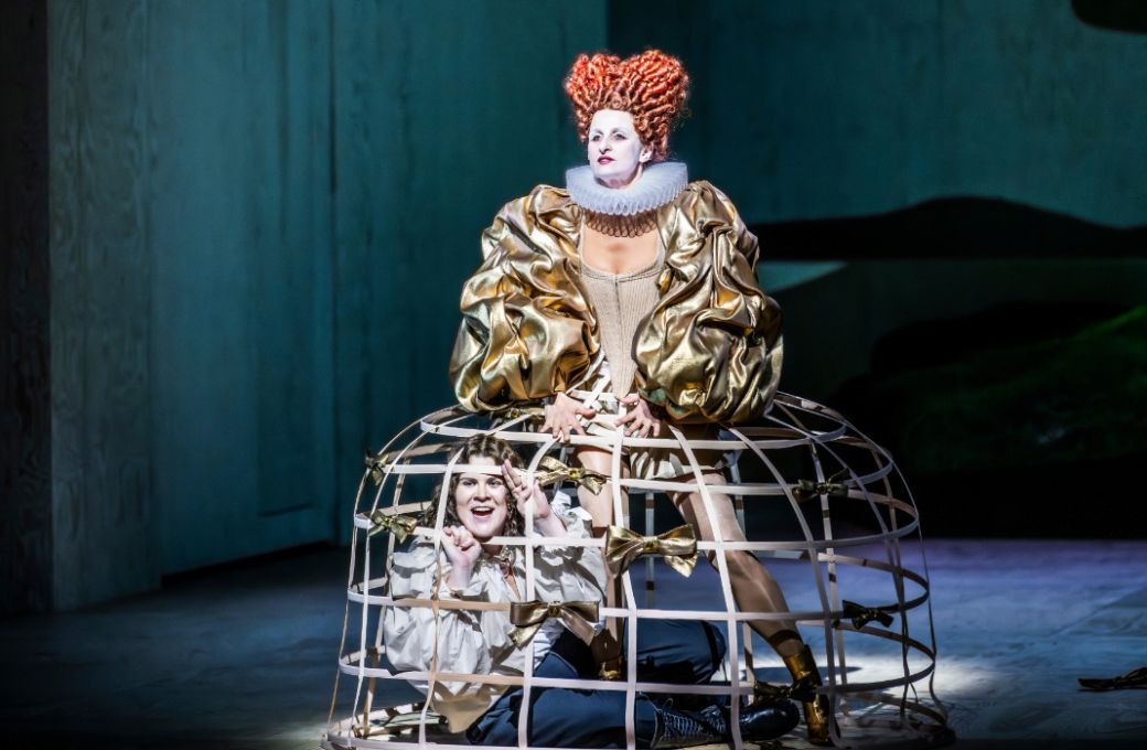 Ema Nikolovska (Orlando) and Karolina Gumos (Queen) &copy; Jan Windszus Photography