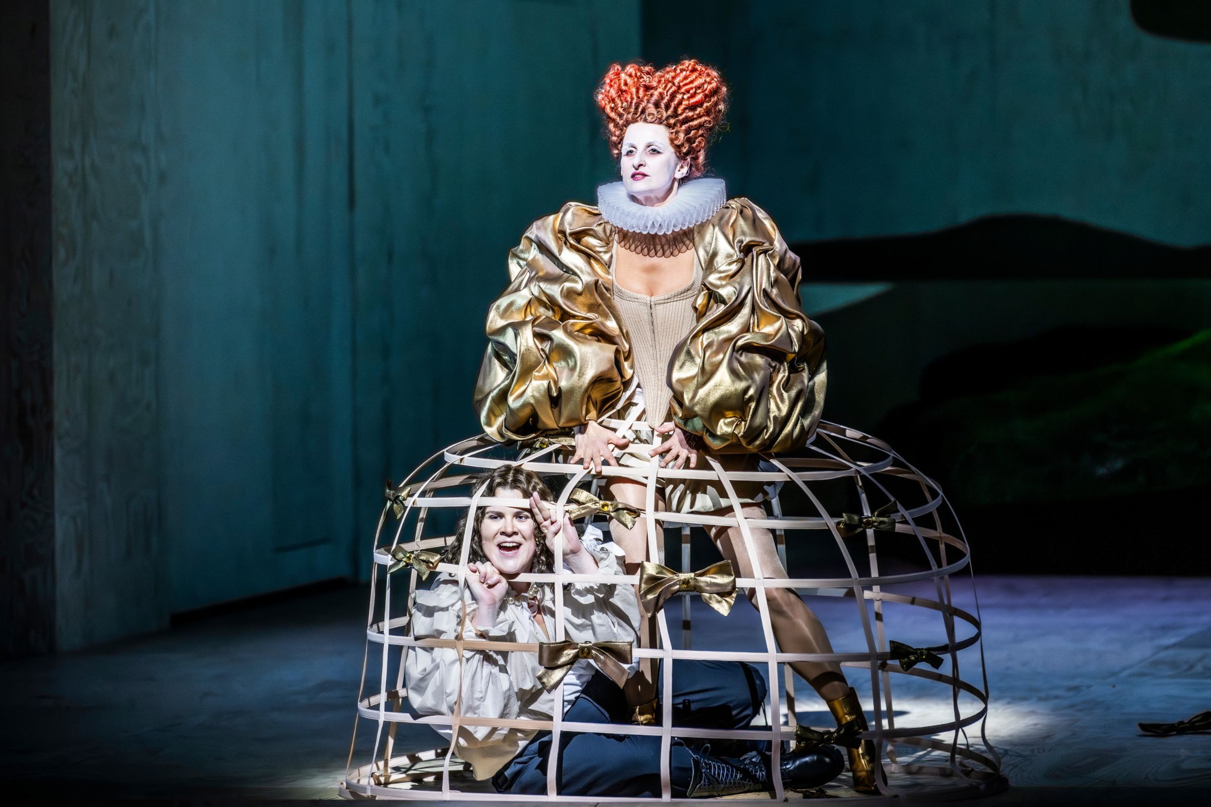 Ema Nikolovska (Orlando) and Karolina Gumos (Queen) &copy; Jan Windszus Photography