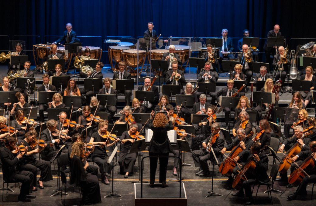 Joanna MacGregor conducts the Brighton Philharmonic Orchestra © Fernando Manoso
