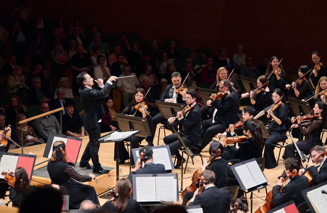 Andrés Orozco-Estrada al frente de la Orquesta Gürzenich de Colonia © Mario Wurzburger