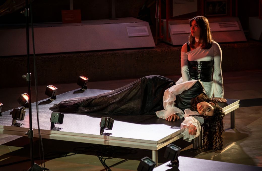 Johanna Wallroth (Belinda) and Karima El Demerdasch (Dido) &copy; Paul Marc Mitchell