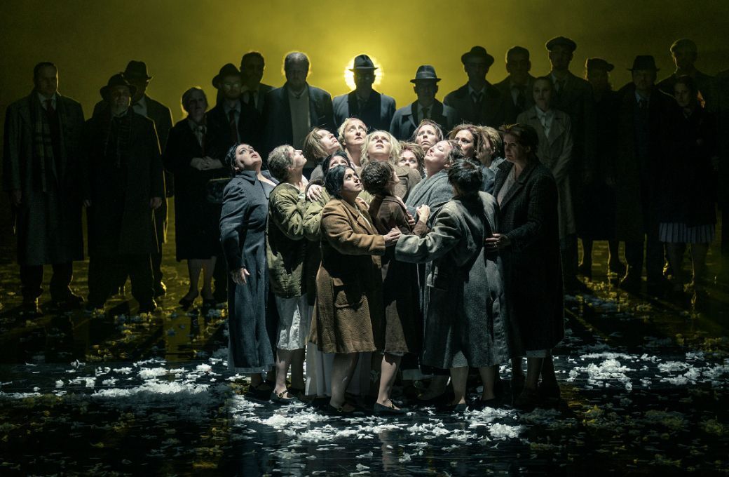 Tamara Morozov&aacute; (Madame Lidoine) and the State Opera Chorus &copy; Petr Neubert