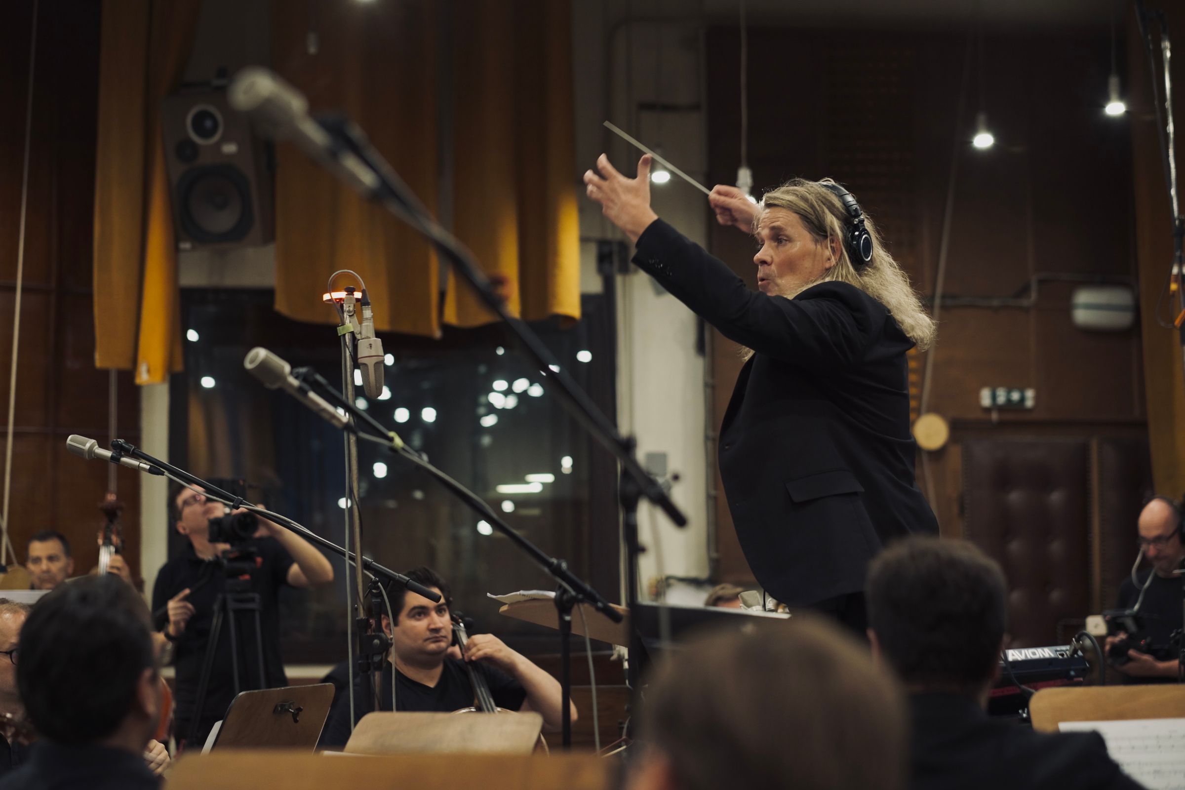 Nathan Henninger conducting in Budapest &copy; Viktor Szende | NateChet Music