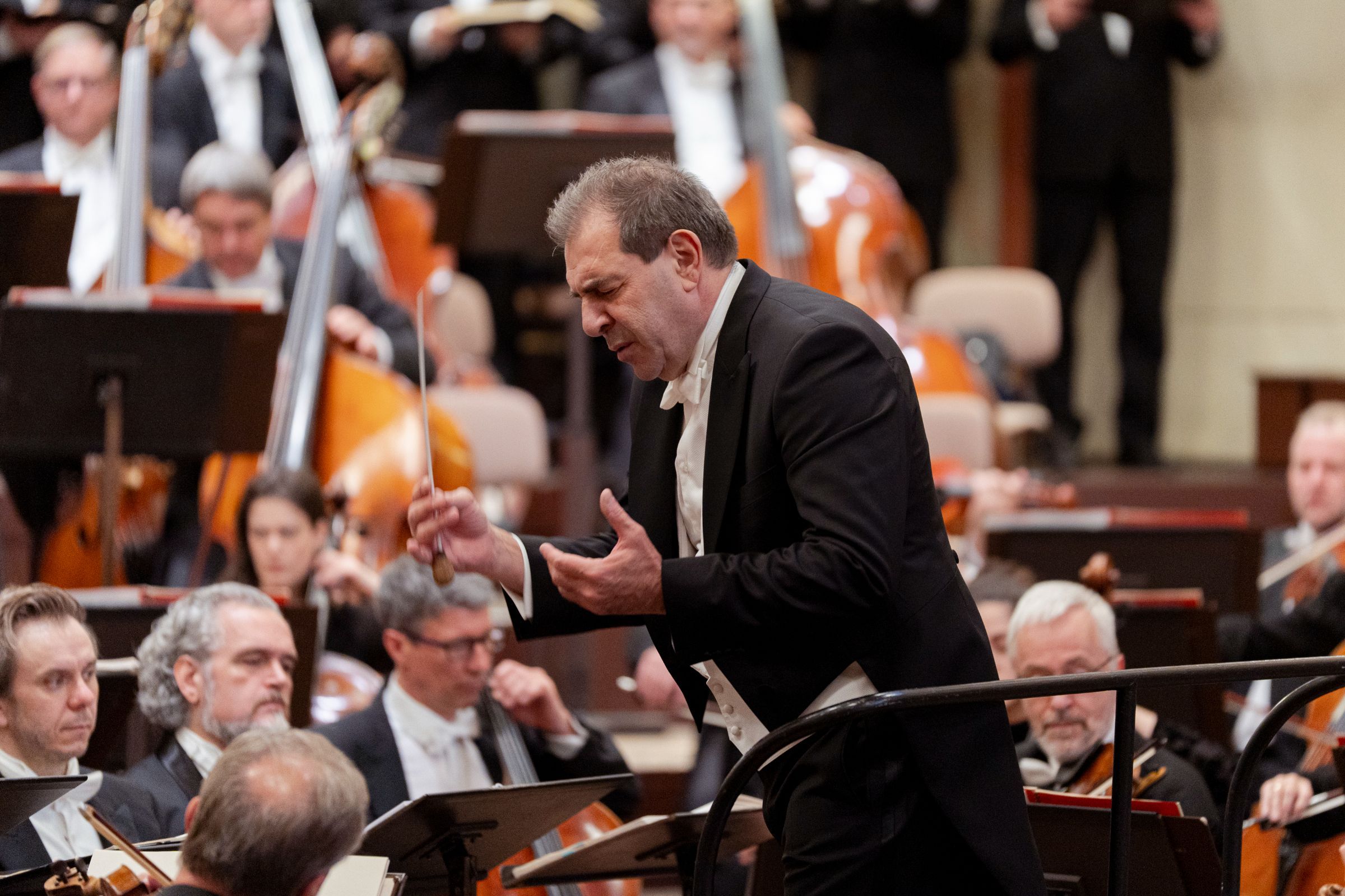 Daniele Gatti dirigiert die Sächsische Staatskapelle Dresden © Jörg Simanowski (markenfotografie)