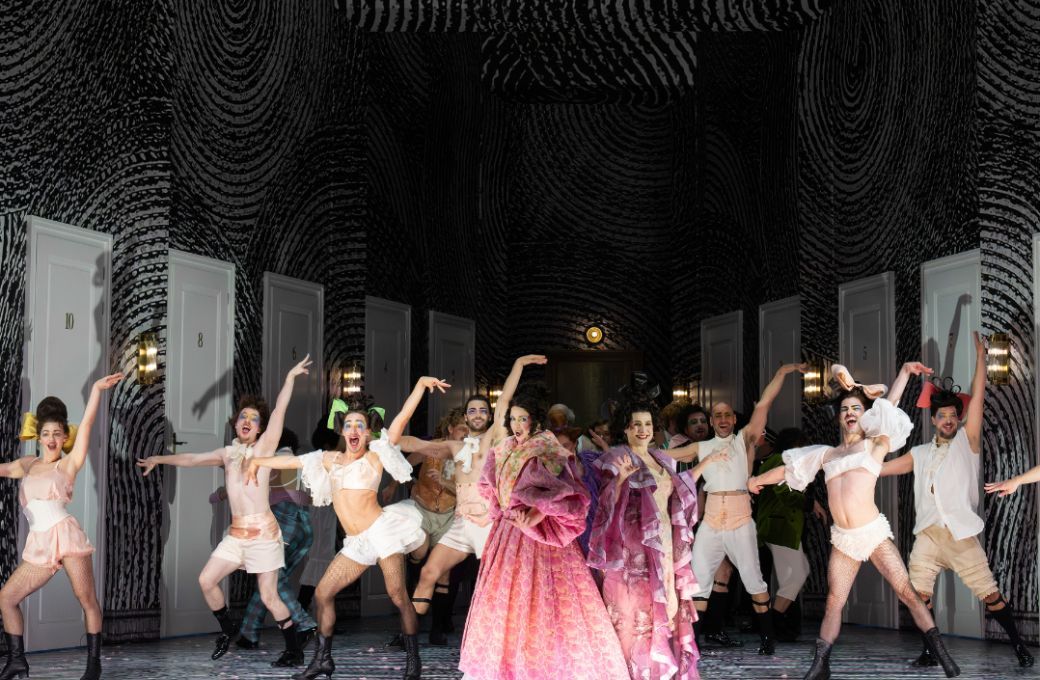 Tara Erraught (Madama Cortese), Cecilia Bartoli (Corinna) and dancers &copy; SF | Monika Rittershaus