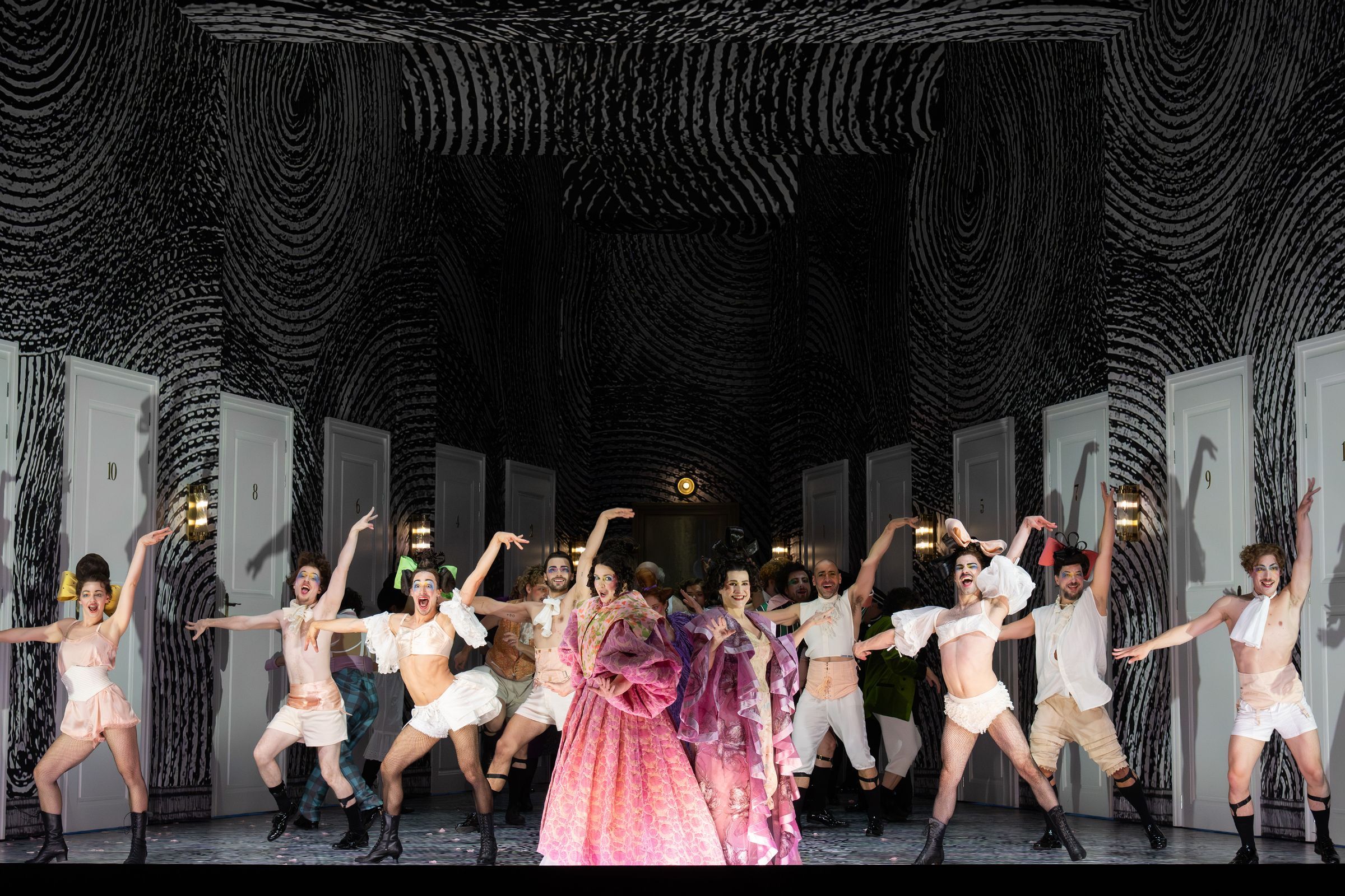 Tara Erraught (Madama Cortese), Cecilia Bartoli (Corinna) and dancers &copy; SF | Monika Rittershaus