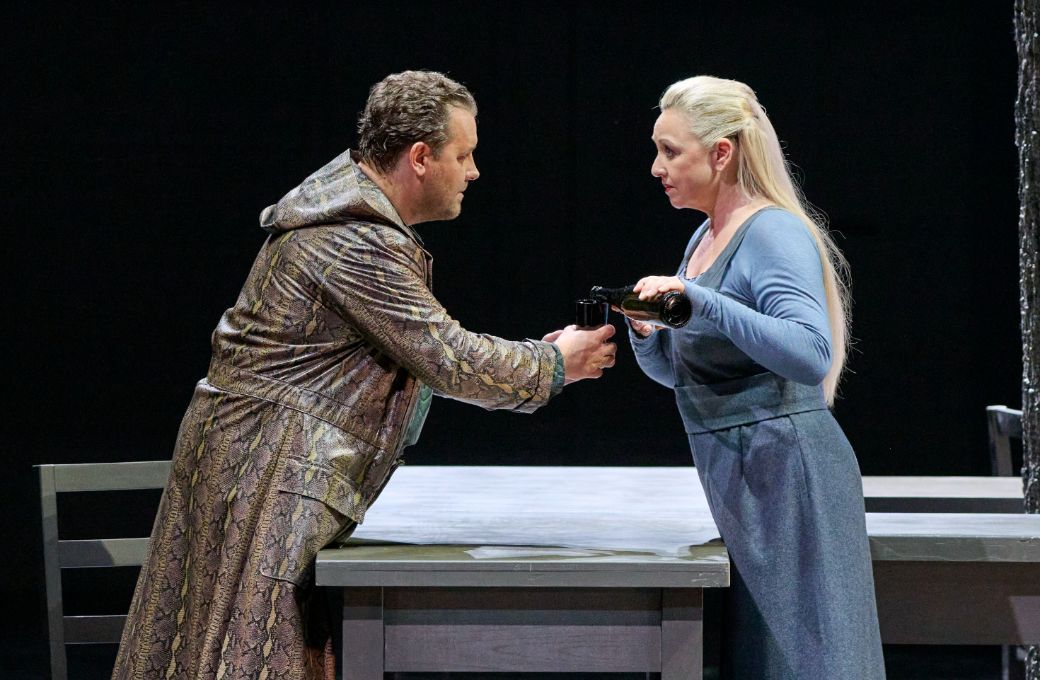 Michael Spyres (Siegmund) und Simone Schneider (Sieglinde) &copy; Wiener Staatsoper | Michael P&ouml;hn